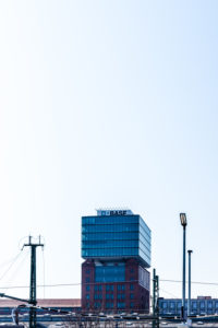 Berlin Oberbaum - Das NARVA-Hochhaus mit BASF-Glaswürfel - nur redaktionelle Nutzung. Berlin Oberbaum - Das NARVA-Hochhaus mit BASF-Glaswürfel - nur redaktionelle Nutzung.